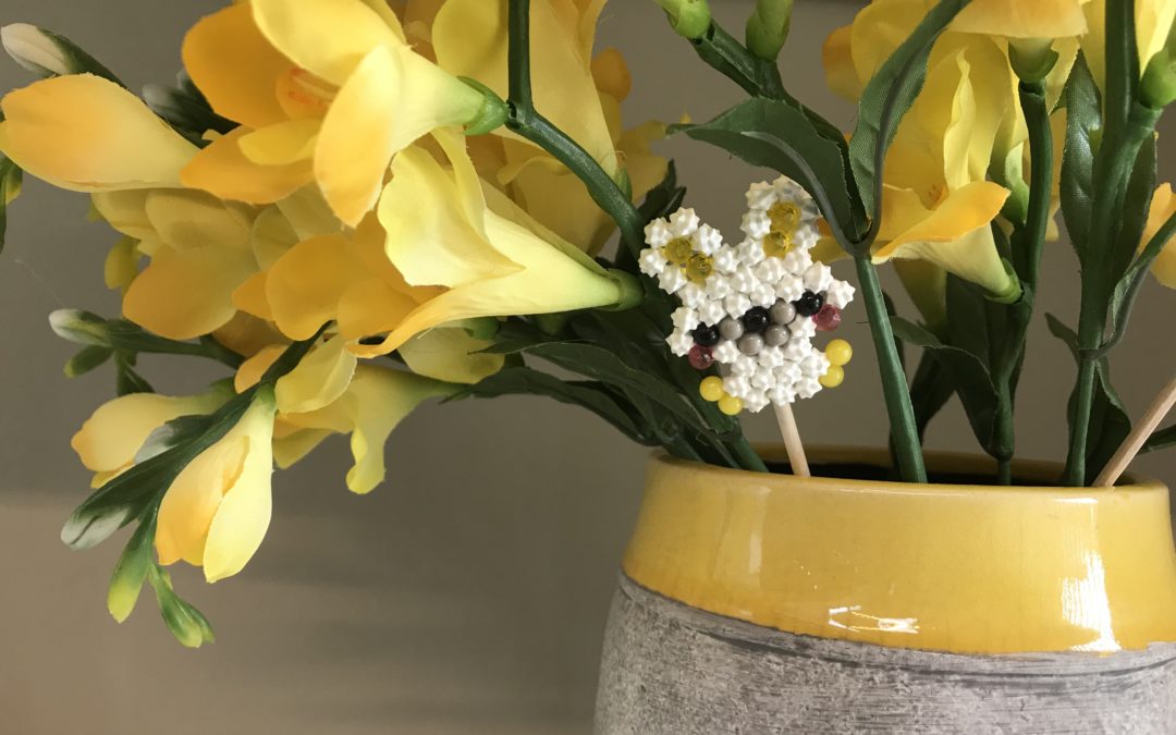 Wie ihr Aquabeads Blumenstecker zu Ostern bastelt
