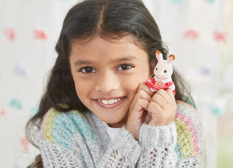 Mädchen spielen mit Sylvanian Families